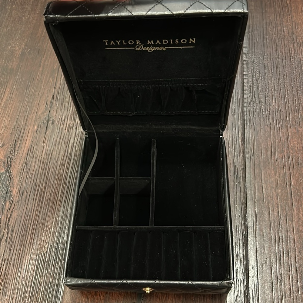 Super Trendy- Travel Jewelry Box- by Taylor Madison Designs ✈️💍💎